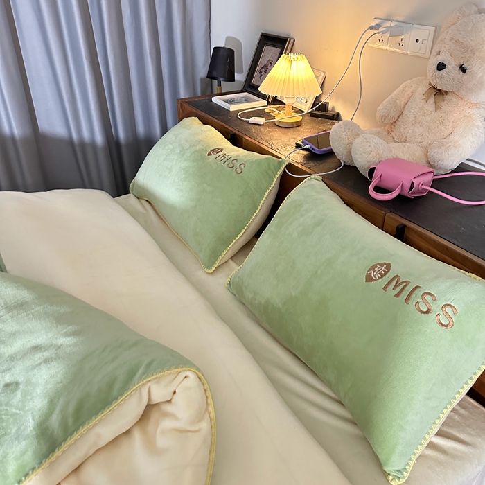 91家纺网 家纺一手货源 找家纺 眷恋 2024新款贝壳边牛奶绒刺绣四件套 恋-云川绿+米黄