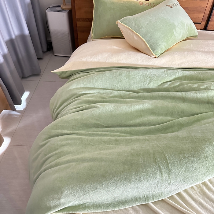 91家纺网 家纺一手货源 找家纺 眷恋 2024新款贝壳边牛奶绒刺绣四件套 恋-云川绿+米黄