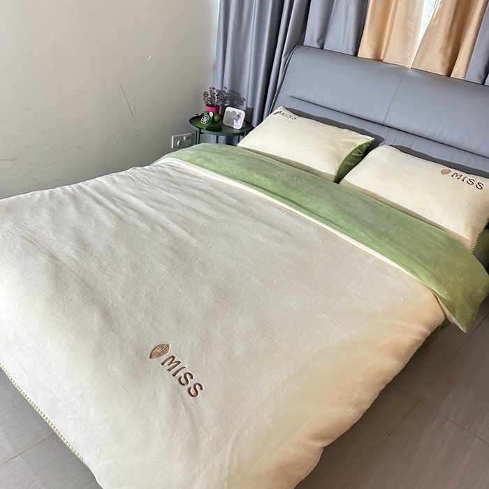 91家纺网 家纺一手货源 找家纺 眷恋 2024新款贝壳边牛奶绒刺绣四件套 恋-奶黄+云川绿