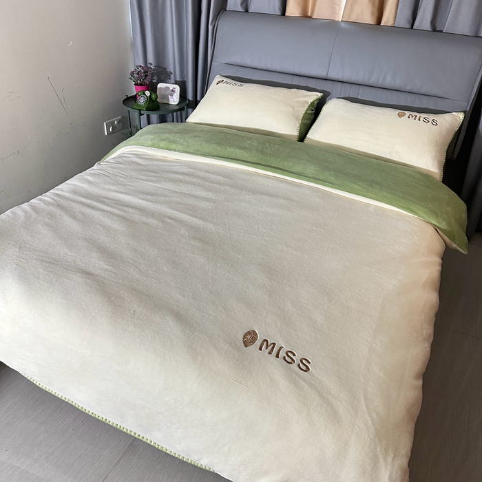 91家纺网 家纺一手货源 找家纺 眷恋 2024新款贝壳边牛奶绒刺绣四件套 恋-奶黄+云川绿