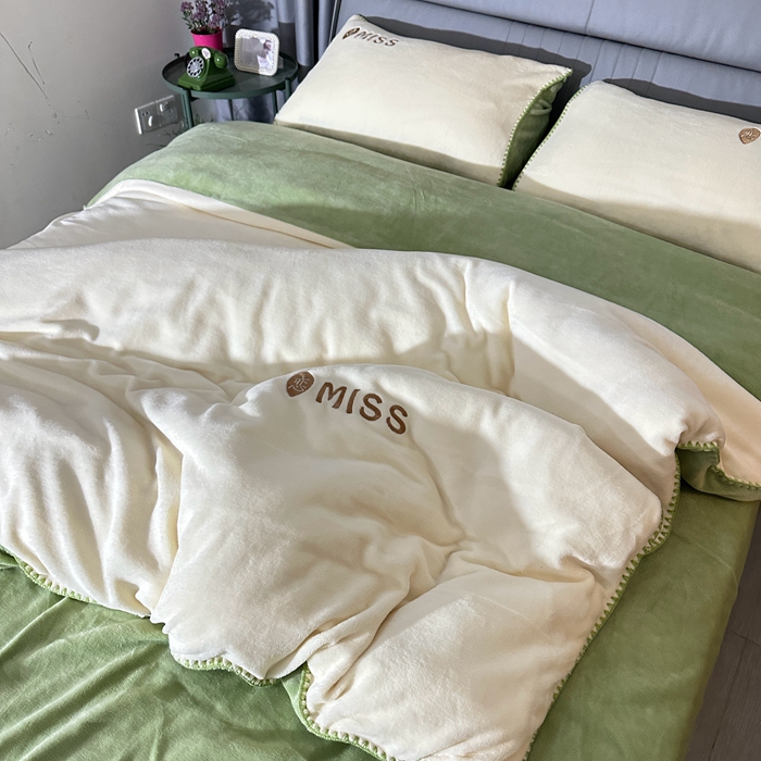 91家纺网 家纺一手货源 找家纺 眷恋 2024新款贝壳边牛奶绒刺绣四件套 恋-奶黄+云川绿