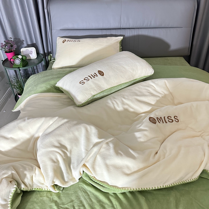 91家纺网 家纺一手货源 找家纺 眷恋 2024新款贝壳边牛奶绒刺绣四件套 恋-奶黄+云川绿