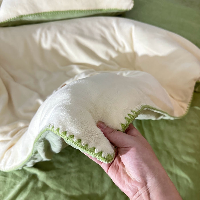 91家纺网 家纺一手货源 找家纺 眷恋 2024新款贝壳边牛奶绒刺绣四件套 恋-奶黄+云川绿