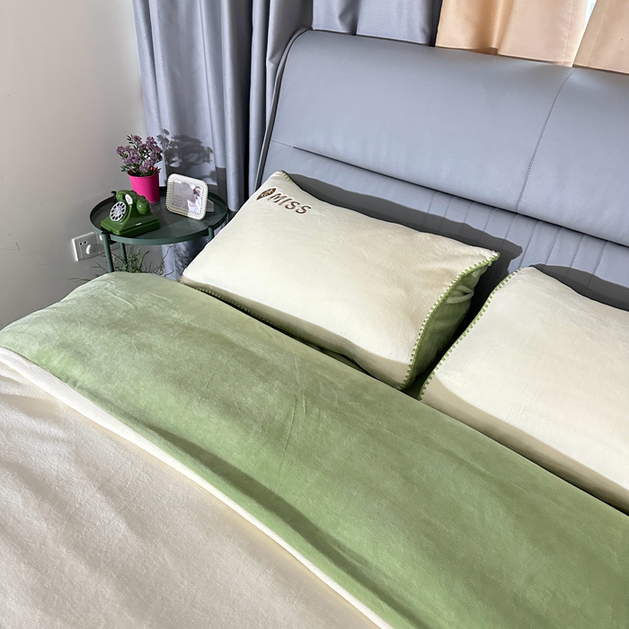 91家纺网 家纺一手货源 找家纺 眷恋 2024新款贝壳边牛奶绒刺绣四件套 恋-奶黄+云川绿