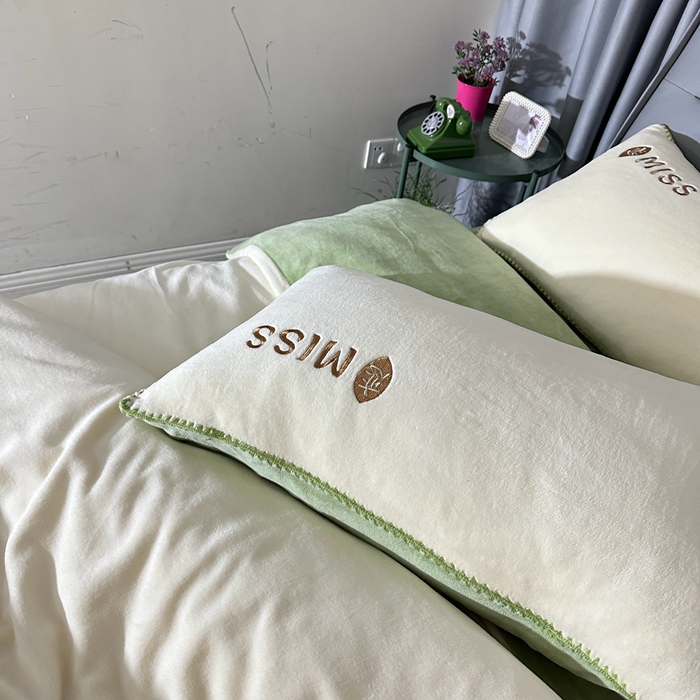 91家纺网 家纺一手货源 找家纺 眷恋 2024新款贝壳边牛奶绒刺绣四件套 恋-奶黄+云川绿