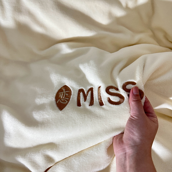 91家纺网 家纺一手货源 找家纺 眷恋 2024新款贝壳边牛奶绒刺绣四件套 恋-奶黄+云川绿