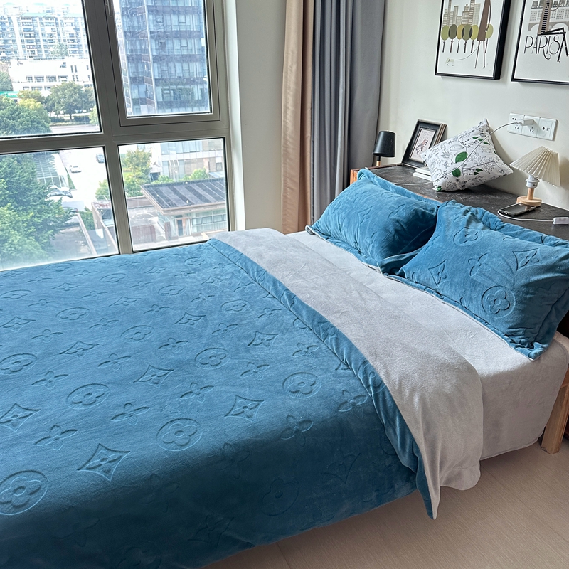 91家纺网 家纺一手货源 找家纺 金麦家纺 2023新款230g高克重牛奶绒雕花四件套 简爱-深蓝