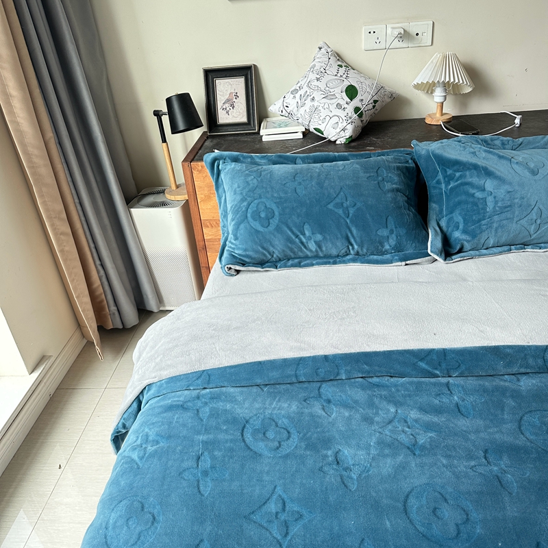 91家纺网 家纺一手货源 找家纺 金麦家纺 2023新款230g高克重牛奶绒雕花四件套 简爱-深蓝