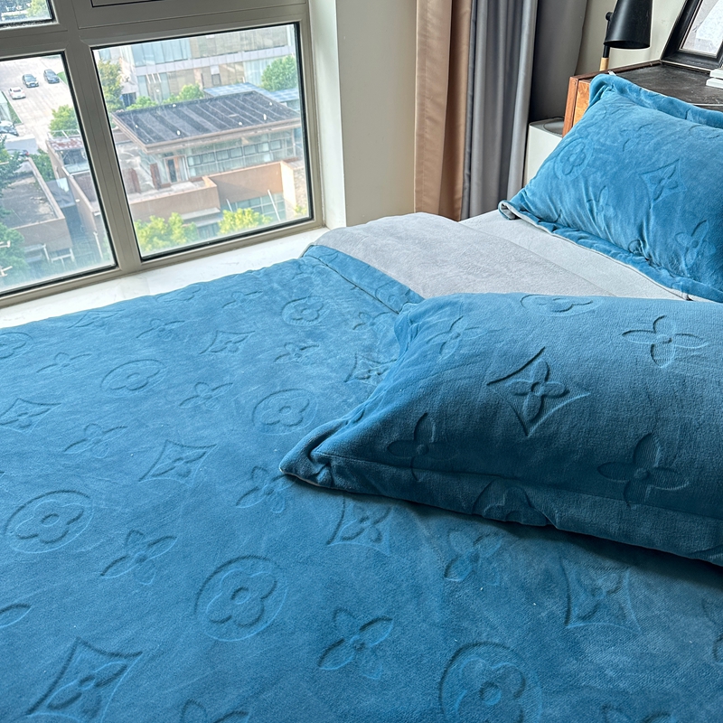 91家纺网 家纺一手货源 找家纺 金麦家纺 2023新款230g高克重牛奶绒雕花四件套 简爱-深蓝