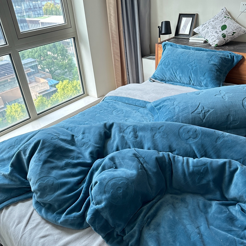 91家纺网 家纺一手货源 找家纺 金麦家纺 2023新款230g高克重牛奶绒雕花四件套 简爱-深蓝