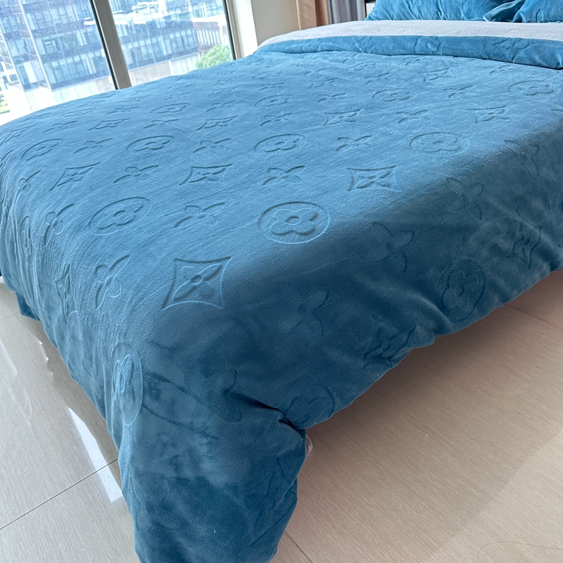 91家纺网 家纺一手货源 找家纺 金麦家纺 2023新款230g高克重牛奶绒雕花四件套 简爱-深蓝