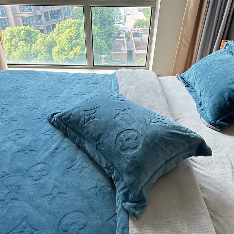 91家纺网 家纺一手货源 找家纺 金麦家纺 2023新款230g高克重牛奶绒雕花四件套 简爱-深蓝