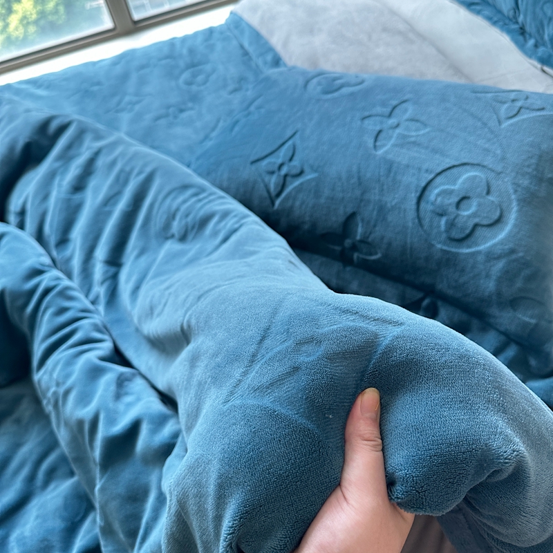 91家纺网 家纺一手货源 找家纺 金麦家纺 2023新款230g高克重牛奶绒雕花四件套 简爱-深蓝