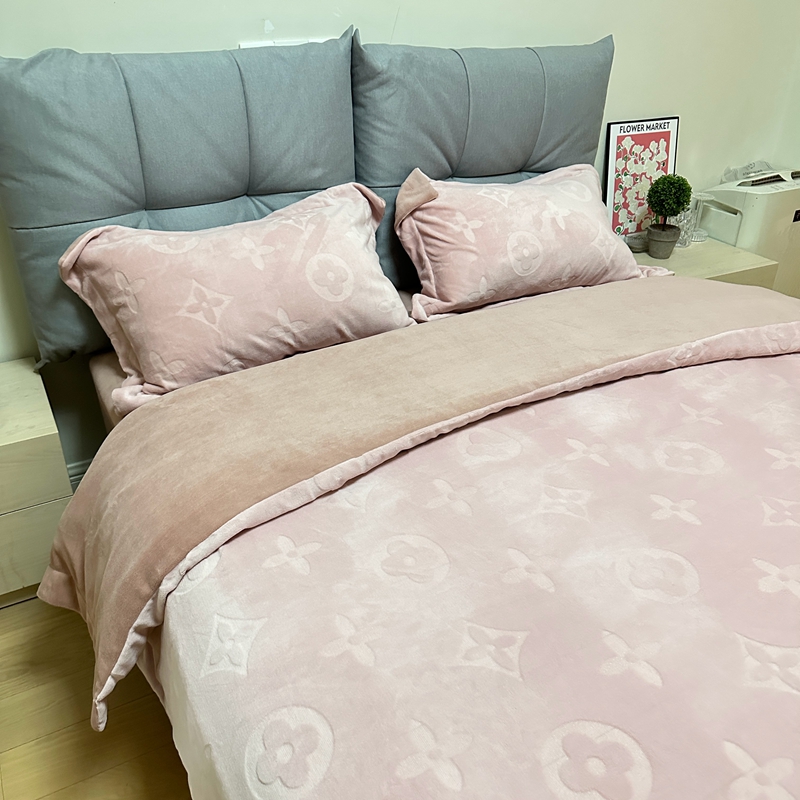 91家纺网 家纺一手货源 找家纺 金麦家纺 2023新款230g高克重牛奶绒雕花四件套 简爱-豆沙