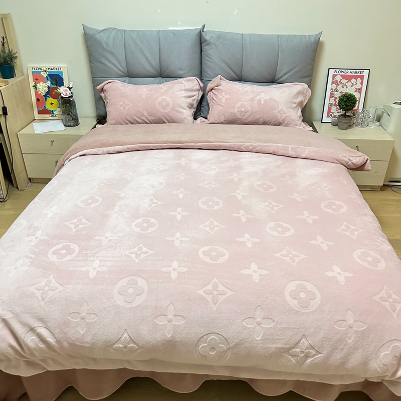 91家纺网 家纺一手货源 找家纺 金麦家纺 2023新款230g高克重牛奶绒雕花四件套 简爱-豆沙