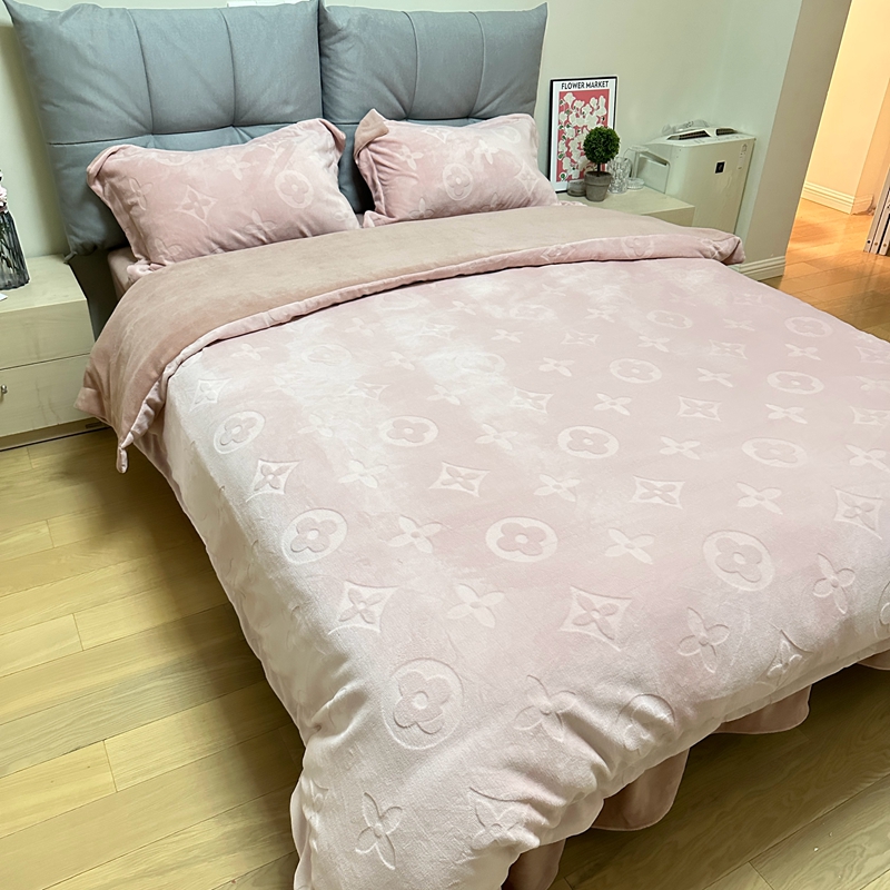 91家纺网 家纺一手货源 找家纺 金麦家纺 2023新款230g高克重牛奶绒雕花四件套 简爱-豆沙