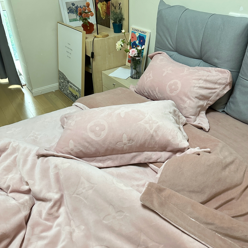 91家纺网 家纺一手货源 找家纺 金麦家纺 2023新款230g高克重牛奶绒雕花四件套 简爱-豆沙