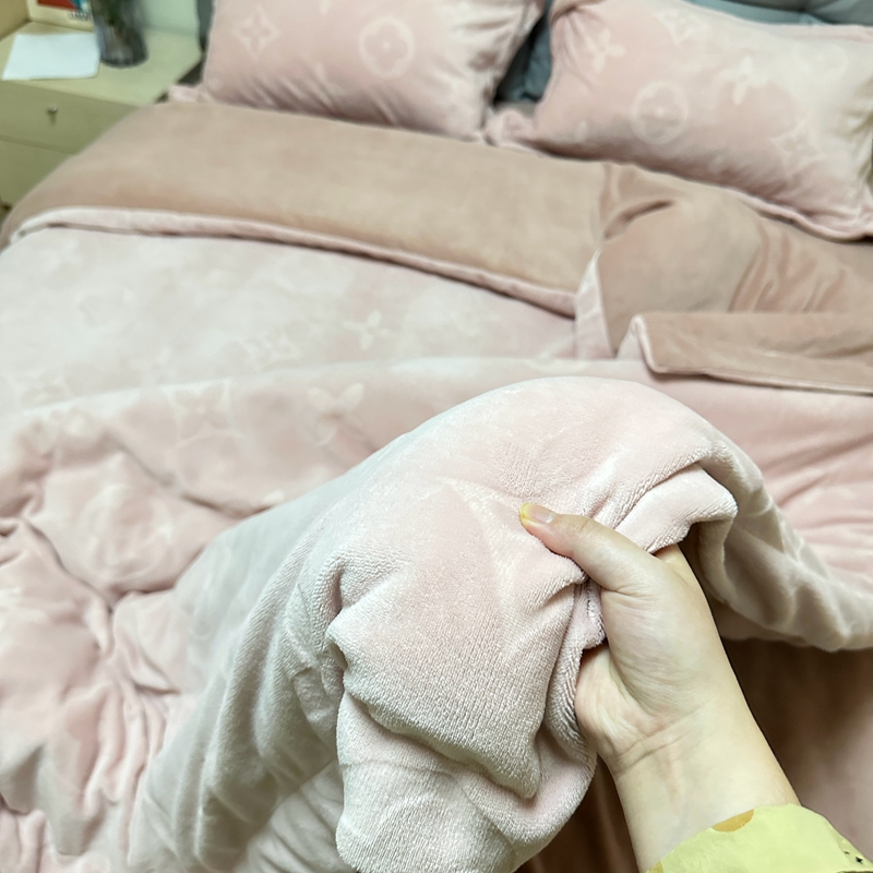 91家纺网 家纺一手货源 找家纺 金麦家纺 2023新款230g高克重牛奶绒雕花四件套 简爱-豆沙