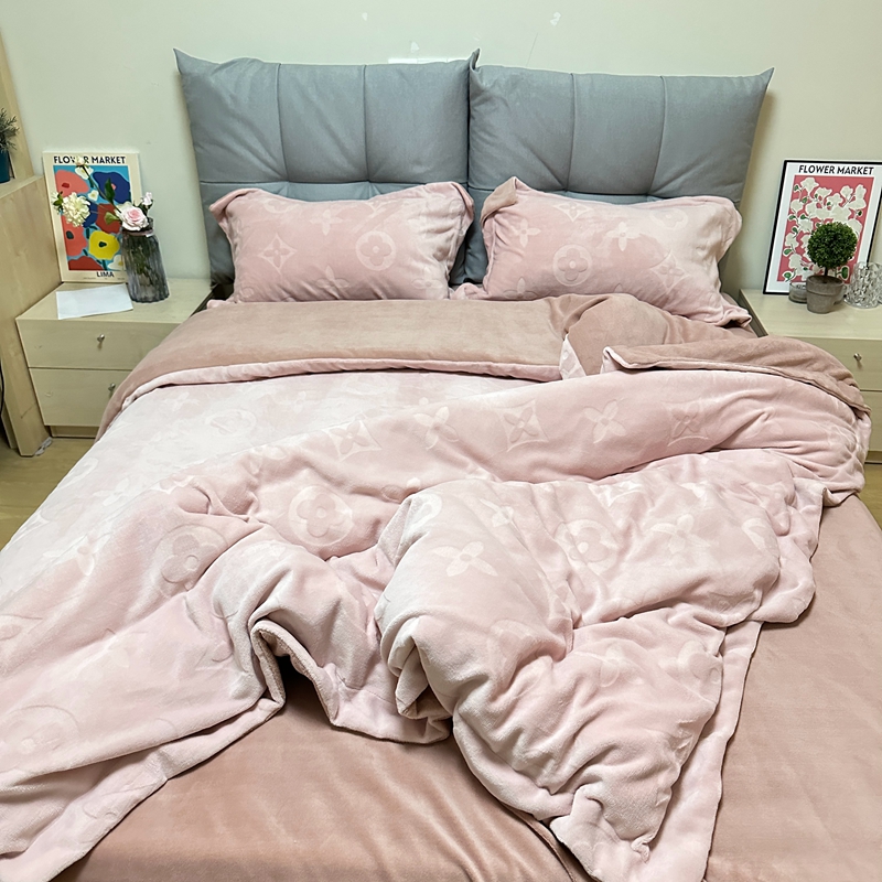 91家纺网 家纺一手货源 找家纺 金麦家纺 2023新款230g高克重牛奶绒雕花四件套 简爱-豆沙