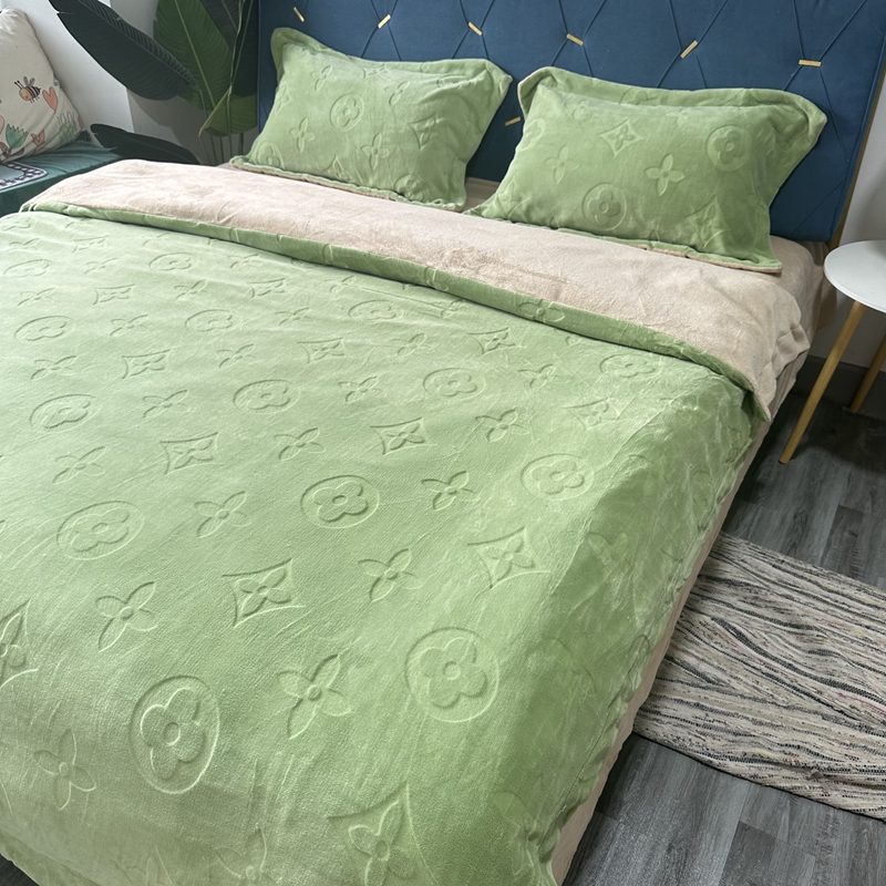 91家纺网 家纺一手货源 找家纺 金麦家纺 2023新款230g高克重牛奶绒雕花四件套 简爱-绿