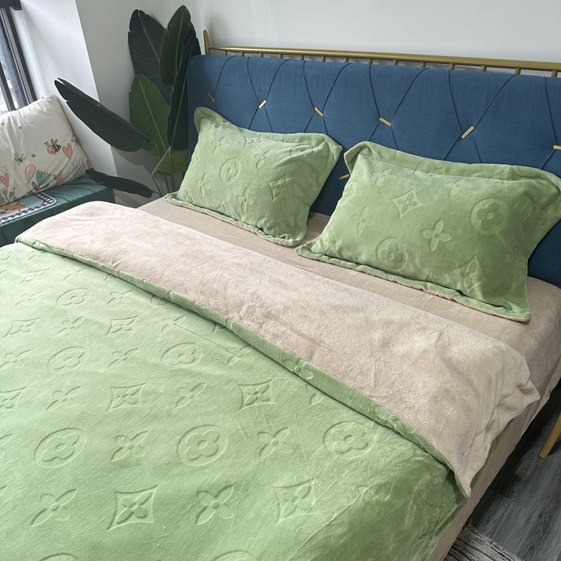 91家纺网 家纺一手货源 找家纺 金麦家纺 2023新款230g高克重牛奶绒雕花四件套 简爱-绿