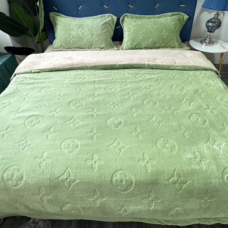 91家纺网 家纺一手货源 找家纺 金麦家纺 2023新款230g高克重牛奶绒雕花四件套 简爱-绿