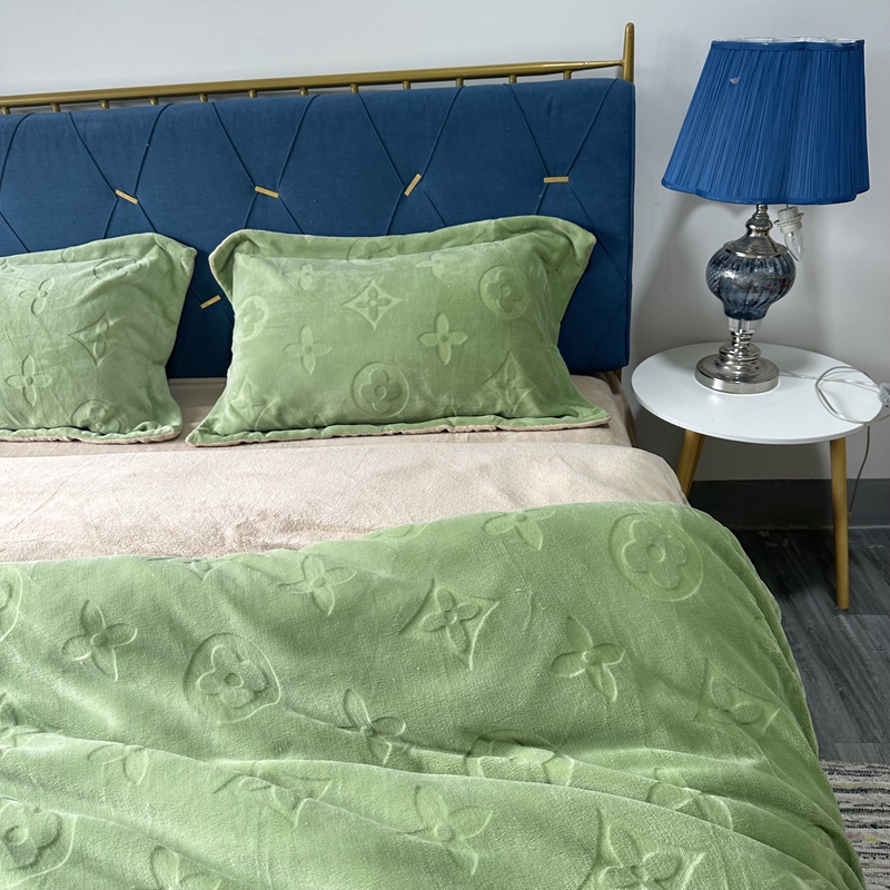 91家纺网 家纺一手货源 找家纺 金麦家纺 2023新款230g高克重牛奶绒雕花四件套 简爱-绿