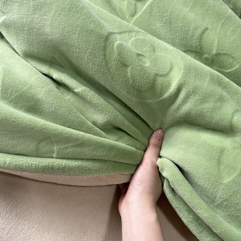 91家纺网 家纺一手货源 找家纺 金麦家纺 2023新款230g高克重牛奶绒雕花四件套 简爱-绿