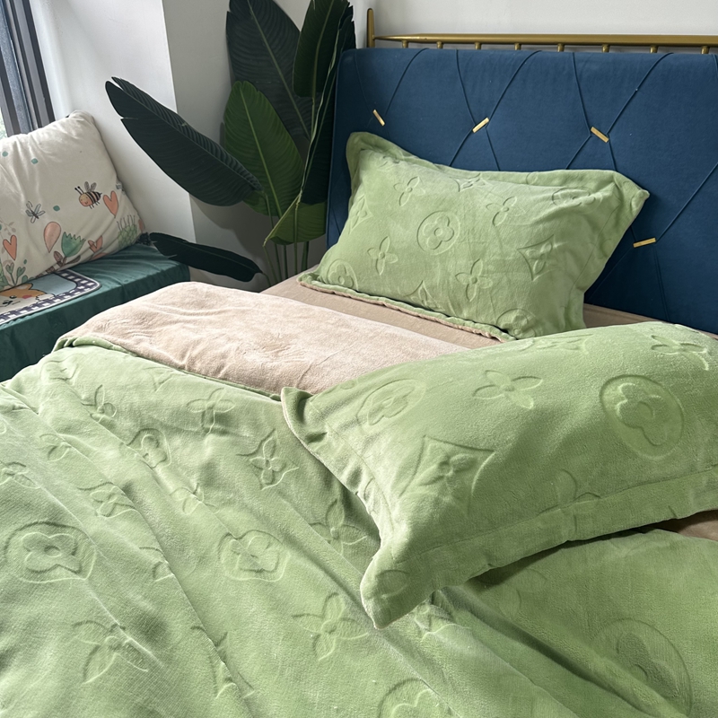 91家纺网 家纺一手货源 找家纺 金麦家纺 2023新款230g高克重牛奶绒雕花四件套 简爱-绿