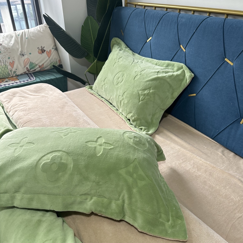 91家纺网 家纺一手货源 找家纺 金麦家纺 2023新款230g高克重牛奶绒雕花四件套 简爱-绿