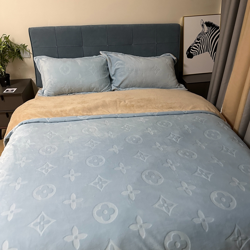 91家纺网 家纺一手货源 找家纺 金麦家纺 2023新款230g高克重牛奶绒雕花四件套 简爱-天空兰