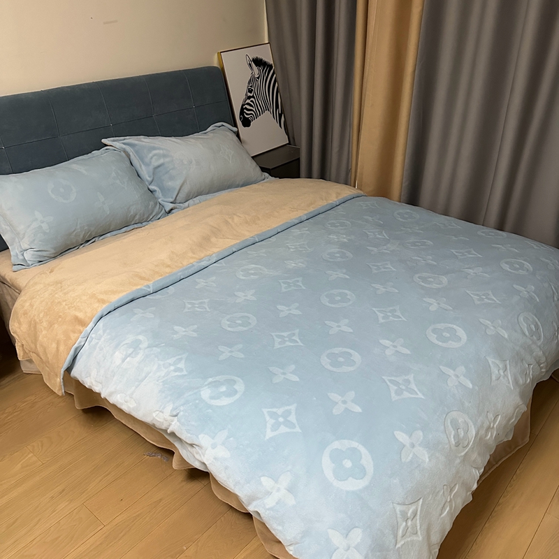 91家纺网 家纺一手货源 找家纺 金麦家纺 2023新款230g高克重牛奶绒雕花四件套 简爱-天空兰