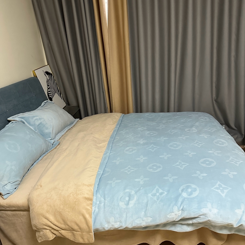 91家纺网 家纺一手货源 找家纺 金麦家纺 2023新款230g高克重牛奶绒雕花四件套 简爱-天空兰