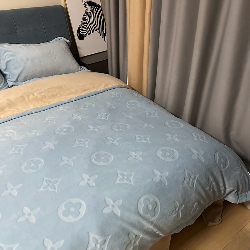 91家纺网 家纺一手货源 找家纺 金麦家纺 2023新款230g高克重牛奶绒雕花四件套 简爱-天空兰