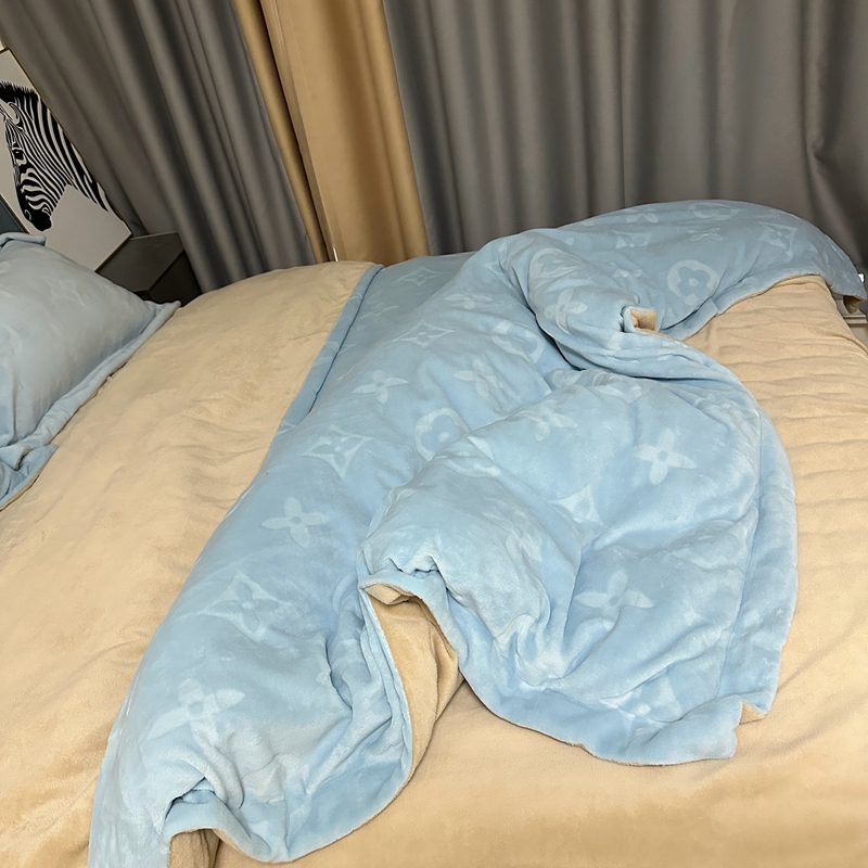 91家纺网 家纺一手货源 找家纺 金麦家纺 2023新款230g高克重牛奶绒雕花四件套 简爱-天空兰