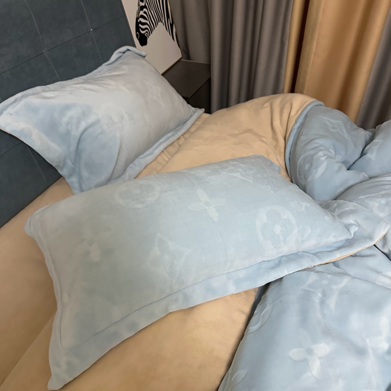 91家纺网 家纺一手货源 找家纺 金麦家纺 2023新款230g高克重牛奶绒雕花四件套 简爱-天空兰