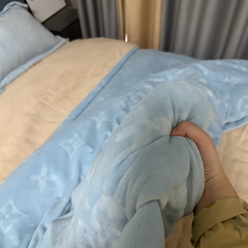 91家纺网 家纺一手货源 找家纺 金麦家纺 2023新款230g高克重牛奶绒雕花四件套 简爱-天空兰