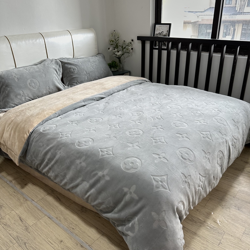 91家纺网 家纺一手货源 找家纺 （总）金麦家纺 2023新款230g高克重牛奶绒雕花四件套