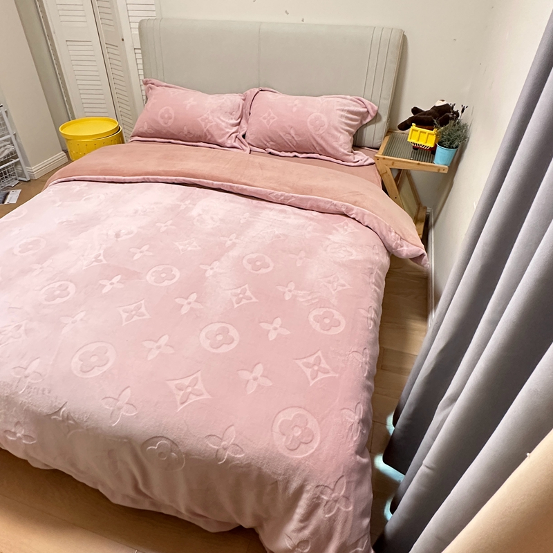 91家纺网 家纺一手货源 找家纺 （总）金麦家纺 2023新款230g高克重牛奶绒雕花四件套