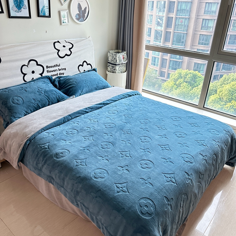 91家纺网 家纺一手货源 找家纺 （总）金麦家纺 2023新款230g高克重牛奶绒雕花四件套