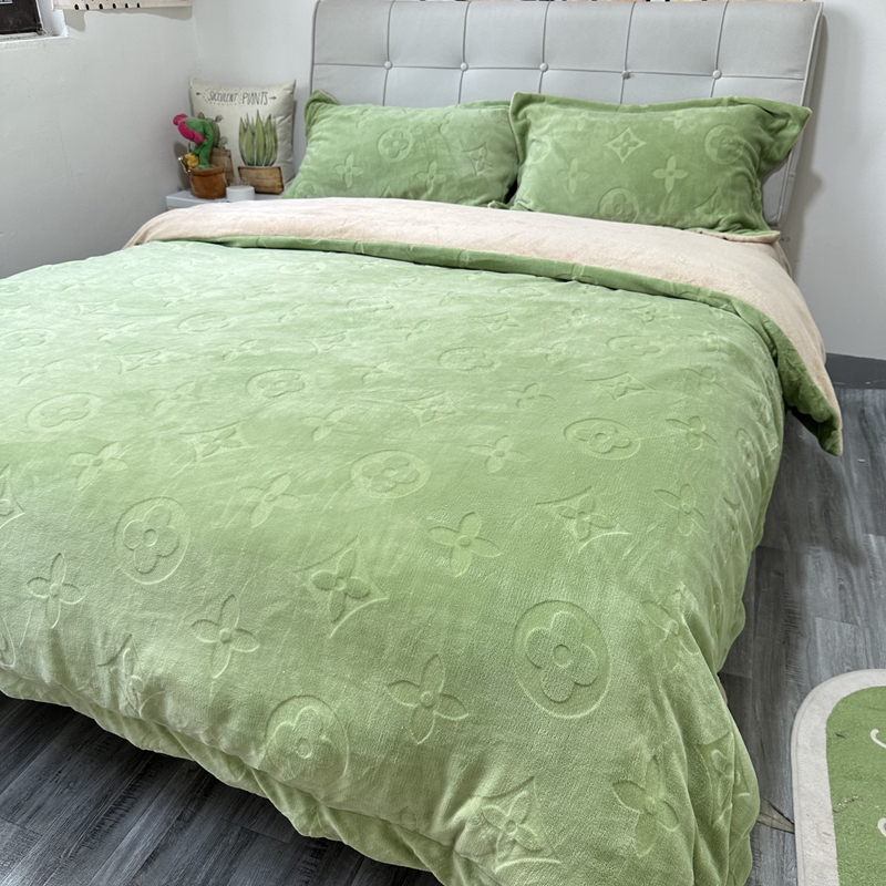 91家纺网 家纺一手货源 找家纺 （总）金麦家纺 2023新款230g高克重牛奶绒雕花四件套