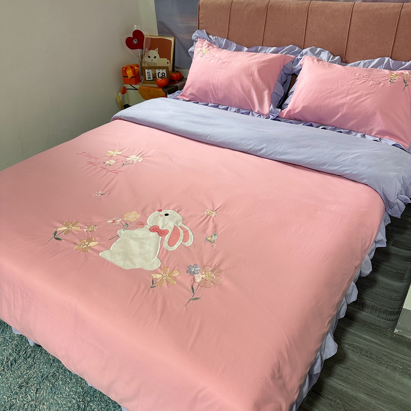 91家纺网 家纺一手货源 找家纺 易辰美 2024新款韩版花边亲肤棉贴布刺绣四件套-幸运兔 粉+紫色