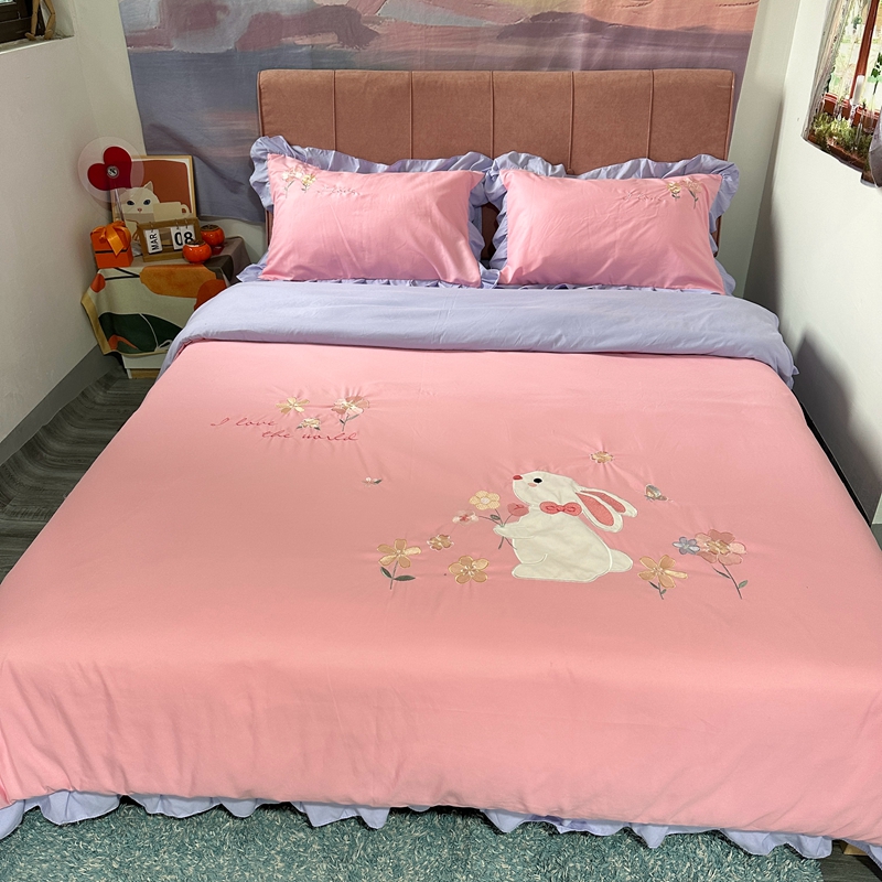 91家纺网 家纺一手货源 找家纺 易辰美 2024新款韩版花边亲肤棉贴布刺绣四件套-幸运兔 粉+紫色