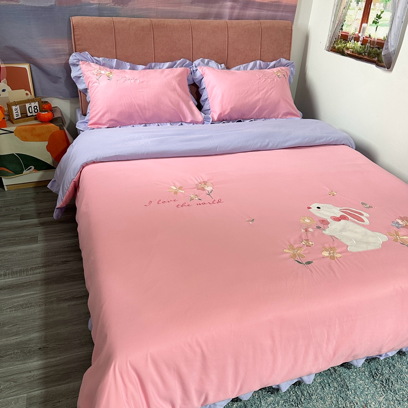 91家纺网 家纺一手货源 找家纺 易辰美 2024新款韩版花边亲肤棉贴布刺绣四件套-幸运兔 粉+紫色