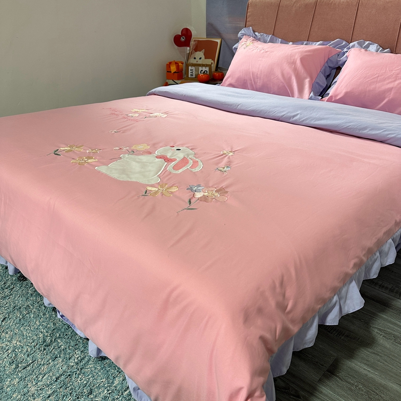 91家纺网 家纺一手货源 找家纺 易辰美 2024新款韩版花边亲肤棉贴布刺绣四件套-幸运兔 粉+紫色