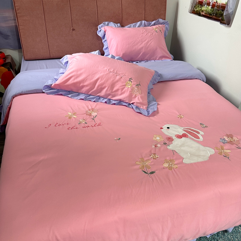 91家纺网 家纺一手货源 找家纺 易辰美 2024新款韩版花边亲肤棉贴布刺绣四件套-幸运兔 粉+紫色