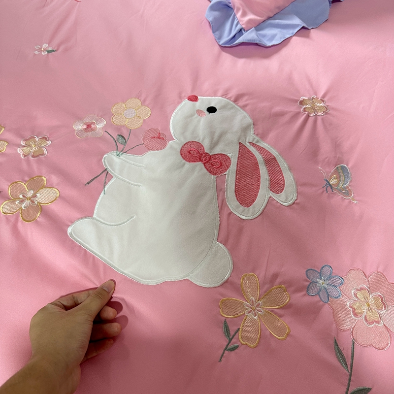 91家纺网 家纺一手货源 找家纺 易辰美 2024新款韩版花边亲肤棉贴布刺绣四件套-幸运兔 粉+紫色