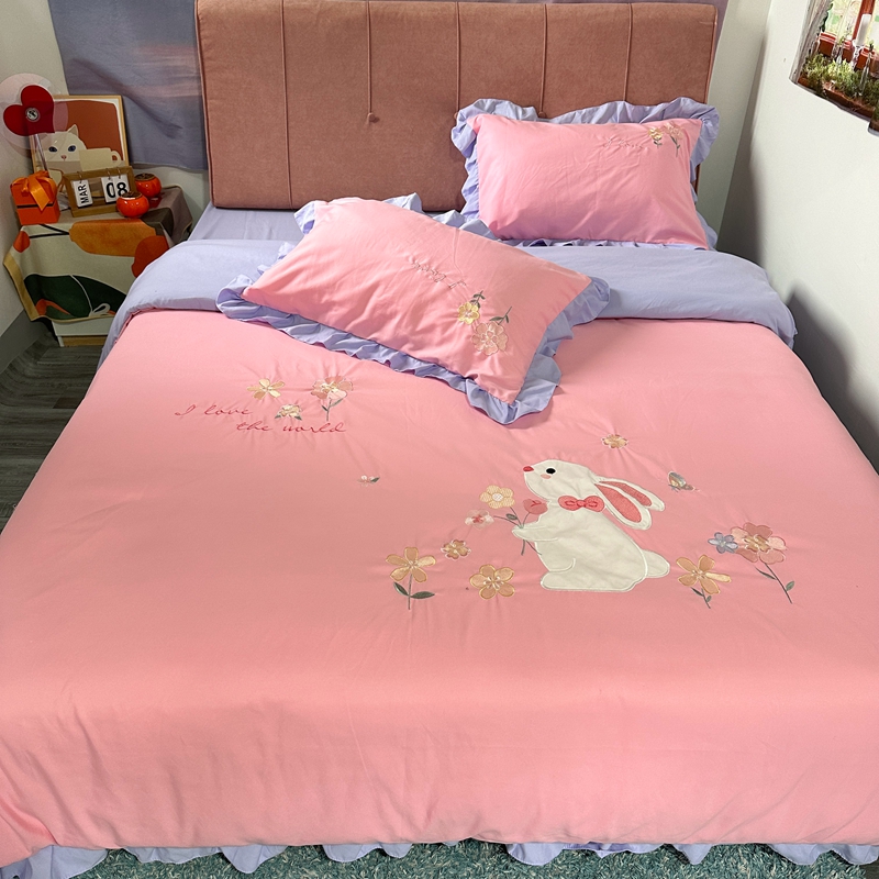 91家纺网 家纺一手货源 找家纺 易辰美 2024新款韩版花边亲肤棉贴布刺绣四件套-幸运兔 粉+紫色