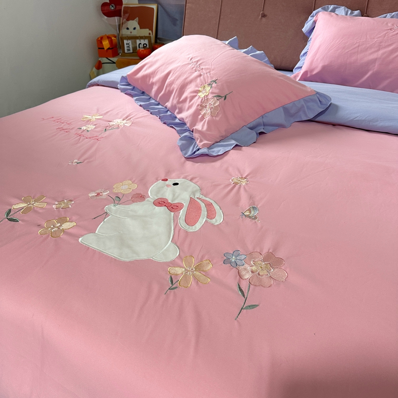 91家纺网 家纺一手货源 找家纺 易辰美 2024新款韩版花边亲肤棉贴布刺绣四件套-幸运兔 粉+紫色