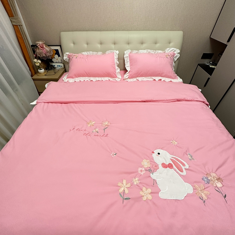 91家纺网 家纺一手货源 找家纺 易辰美 2024新款韩版花边亲肤棉贴布刺绣四件套-幸运兔 粉色